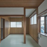 府中市西原町の賃貸物件/北側の洋室は９帖ほど。窓が多く明るい印象