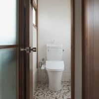 府中市西原町の賃貸物件/ウォシュレット付きトイレ。足元のタイルはレトロ好きに刺さります