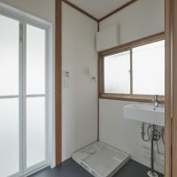 府中市西原町の賃貸物件/洗面スペースには窓があり、明るく気持ちよく使えます