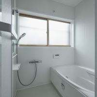 府中市西原町の賃貸物件/新設された浴室はゆったりとしたサイズ感