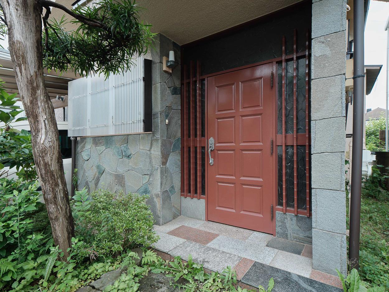 府中市西原町の賃貸物件/レトロな玄関ドア