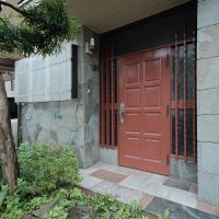 府中市西原町の賃貸物件/レトロな玄関ドア