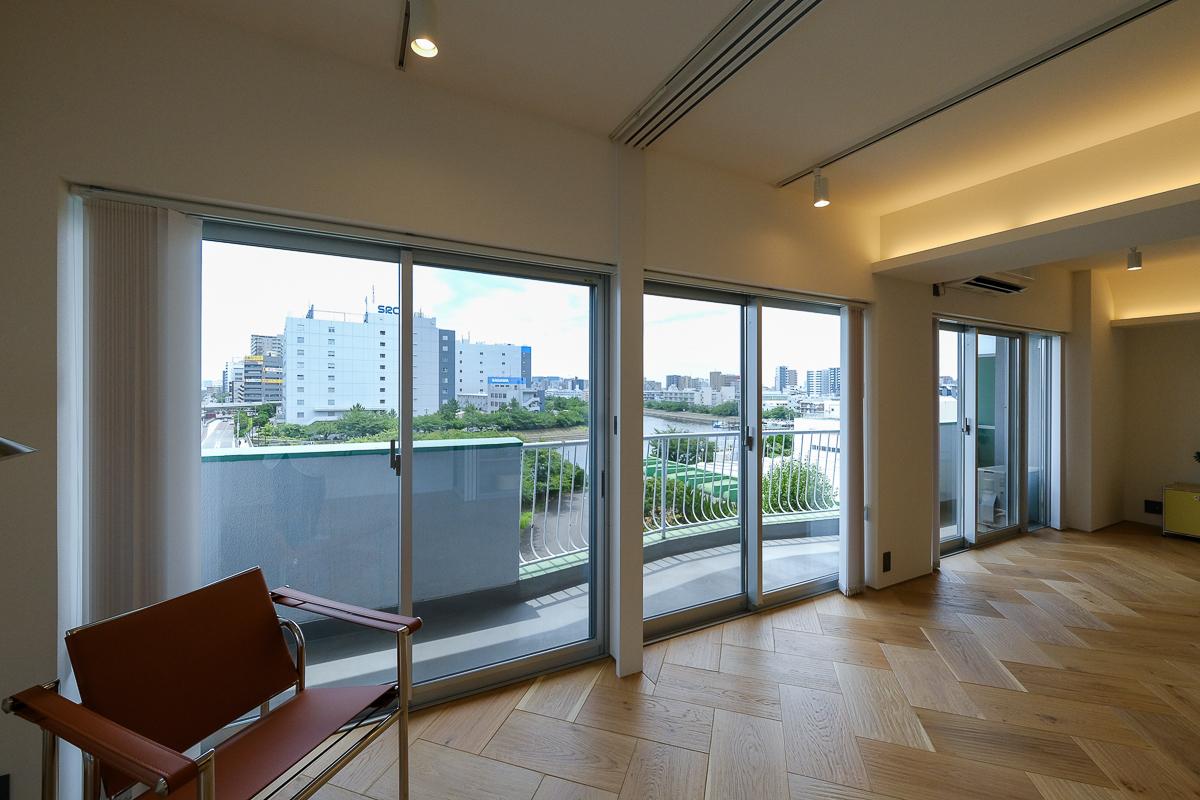 品川区東大井の売買物件/南側いっぱいの窓は外がよく見えて気持ち良い！