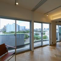 品川区東大井の売買物件/南側いっぱいの窓は外がよく見えて気持ち良い！