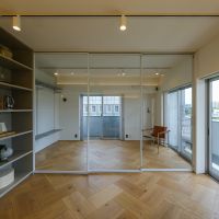 品川区東大井の売買物件/間仕切りを閉めた図。枠が細いガラス製の間仕切りのおかげで閉めていても開放感があります
