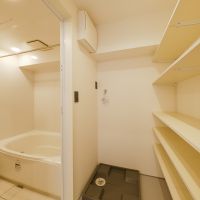 品川区東大井の売買物件/脱衣所には可動式の棚