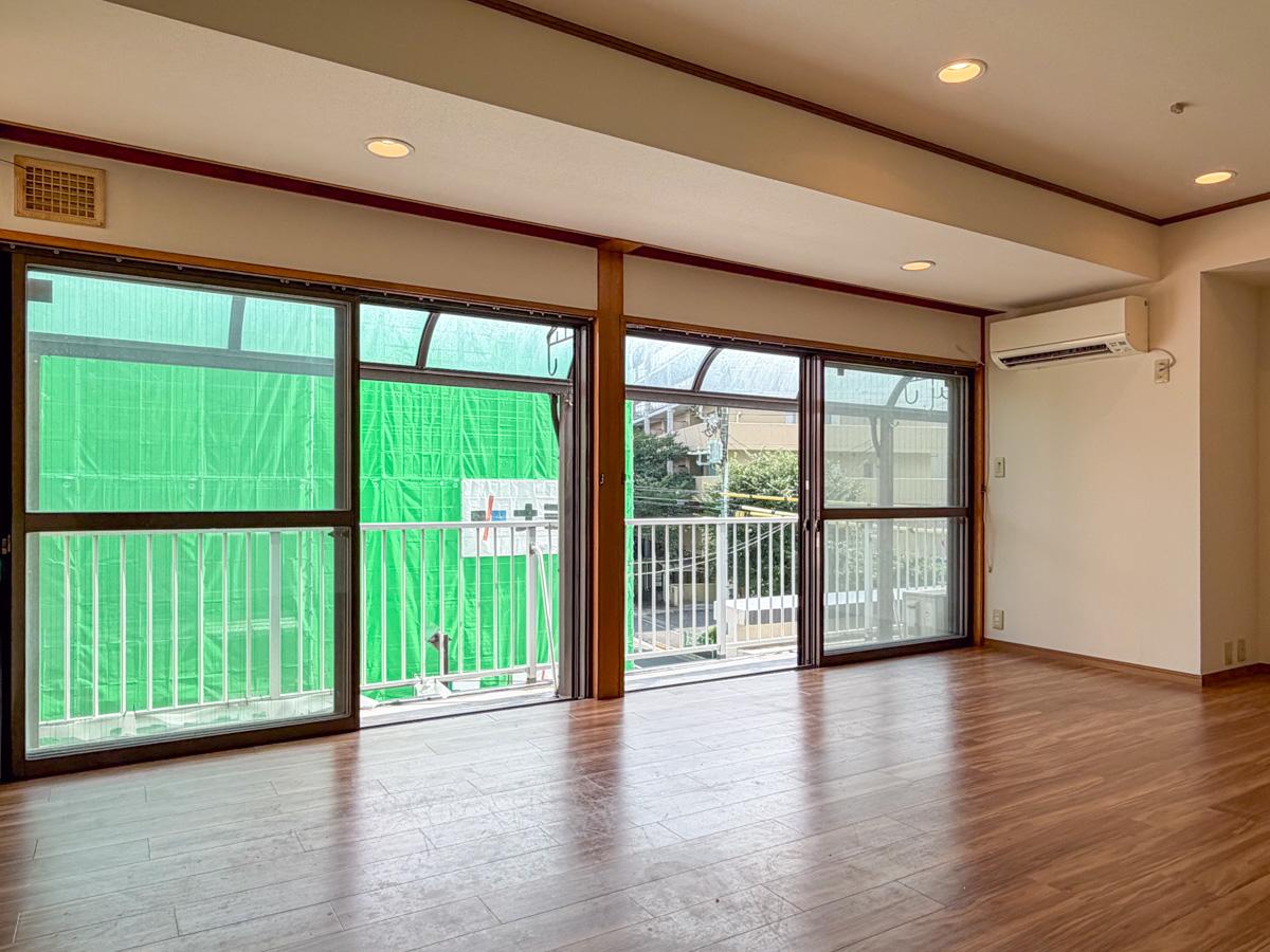 中野区中央の賃貸物件/眺望の抜けはありませんが、前の建物と距離があるため日当たりと風通しは良好