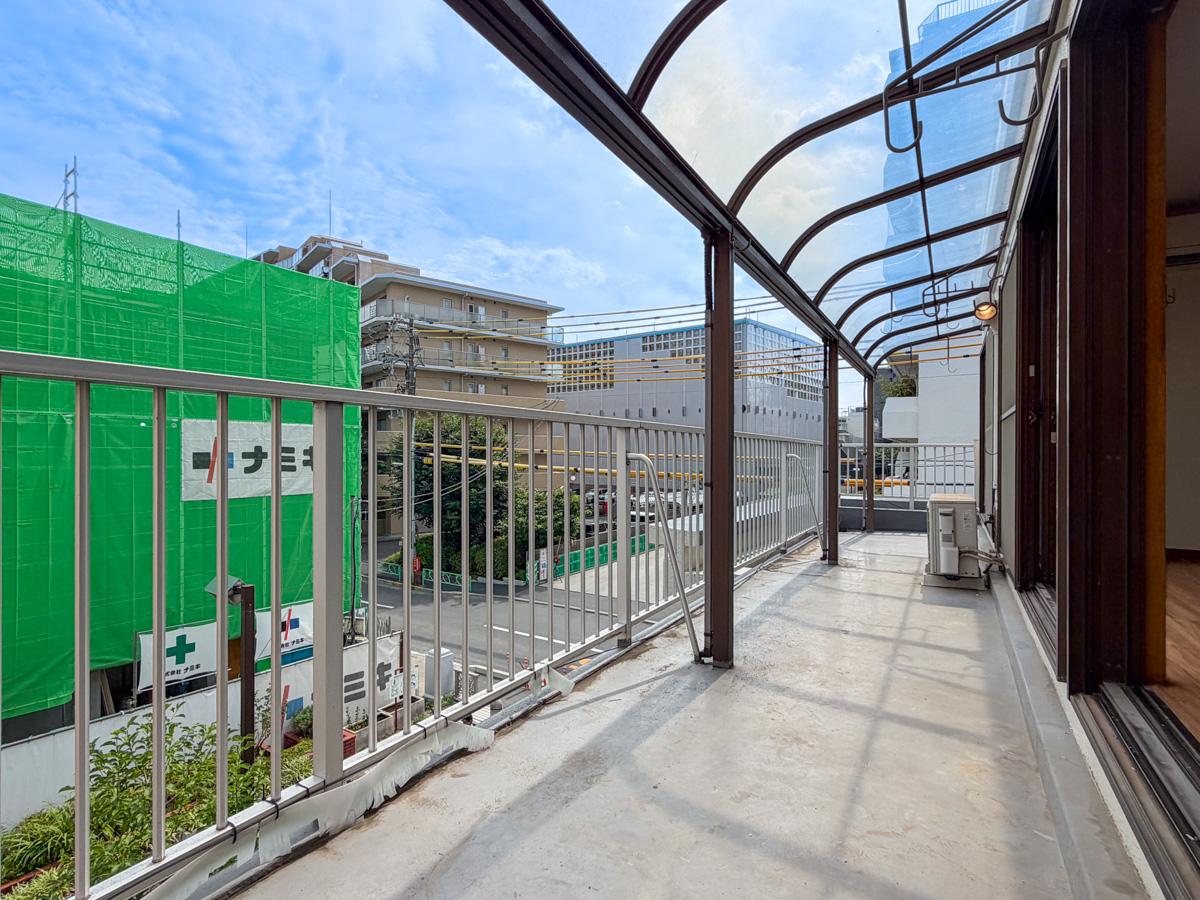 中野区中央の賃貸物件/バルコニーには屋根と物干し竿用のフックが設置済み。奥行きにもゆとりがあります