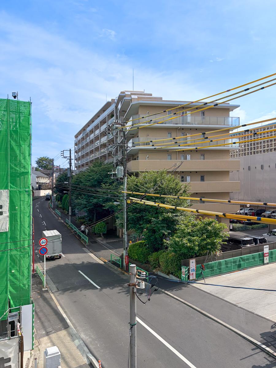 中野区中央の賃貸物件/斜め向かいの緩やかな坂も、眺めていて心が落ち着きます