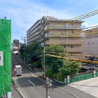 中野区中央の賃貸物件/斜め向かいの緩やかな坂も、眺めていて心が落ち着きます