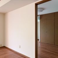中野区中央の賃貸物件/リビングから寝室を見る