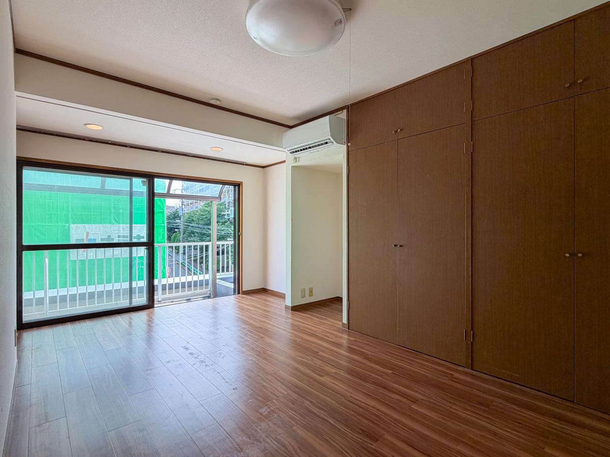 中野区中央の賃貸物件/寝室側にも大きな窓と収納があるのが嬉しい