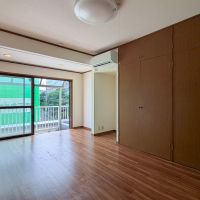 中野区中央の賃貸物件/寝室側にも大きな窓と収納があるのが嬉しい