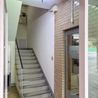 中野区中央の賃貸物件/エントランスを入ってすぐの階段で3階まで上がります