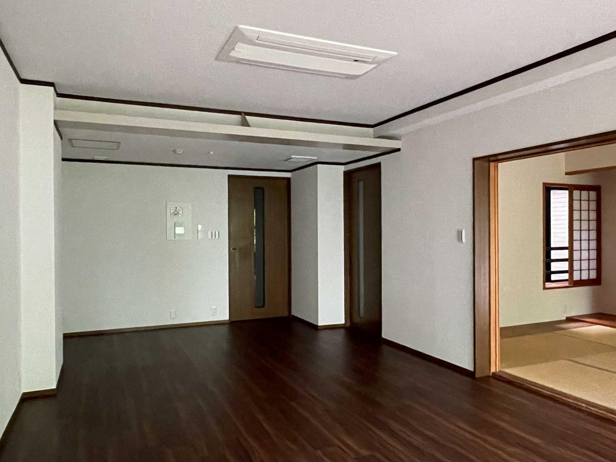 小金井市緑町の賃貸物件/リビングを北に向かって。キッチンが独立しているため、家具のレイアウトもゆったり楽しめます