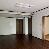 小金井市緑町の賃貸物件/リビングを北に向かって。キッチンが独立しているため、家具のレイアウトもゆったり楽しめます