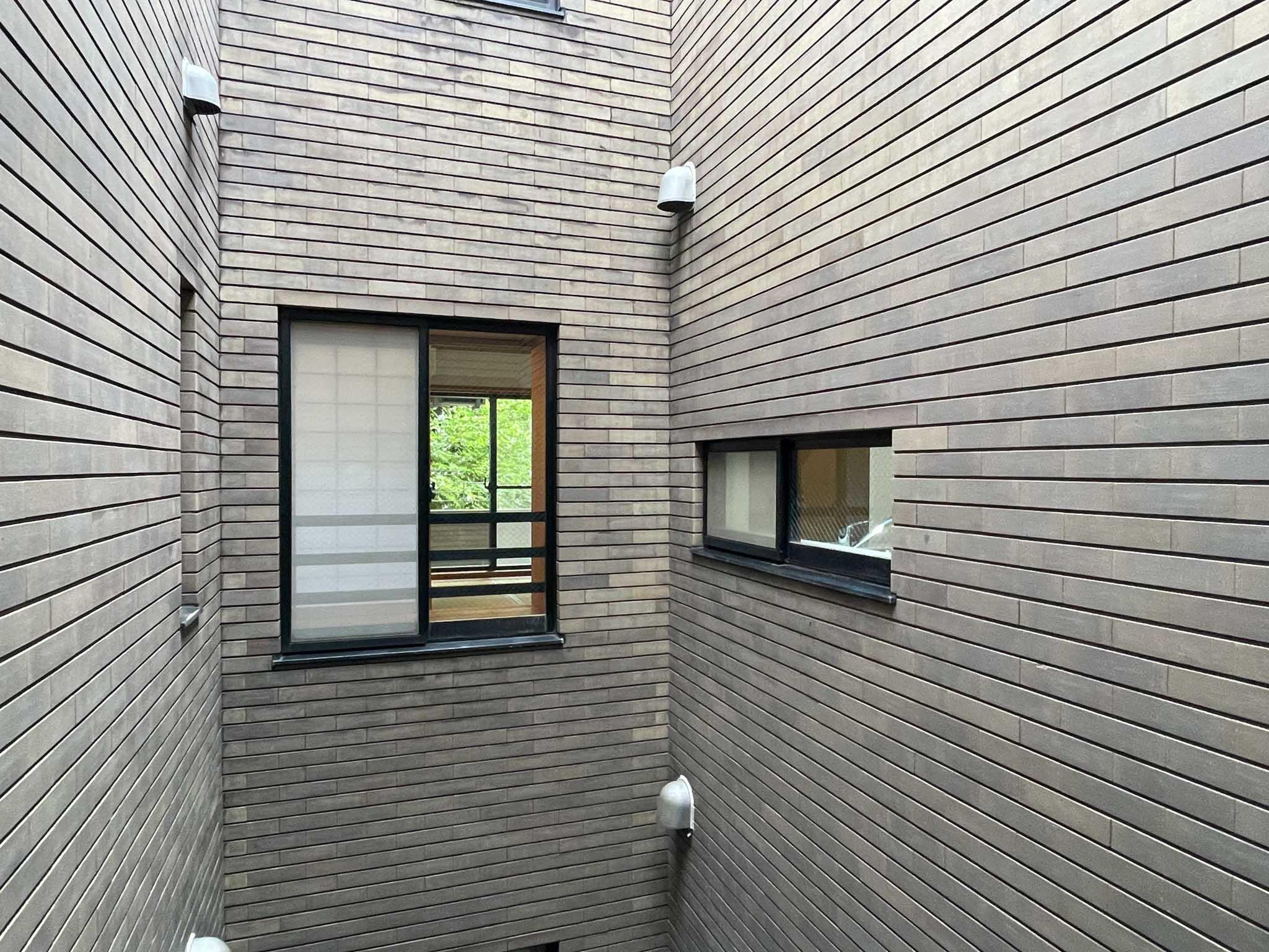 小金井市緑町の賃貸物件/6畳洋室：外の吹き抜けの向こうに、リビング横の和室が見えます