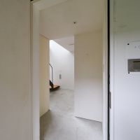 杉並区荻窪の売買物件/2階の玄関とは別に、1階アトリエにも直接出入りができる玄関があります
