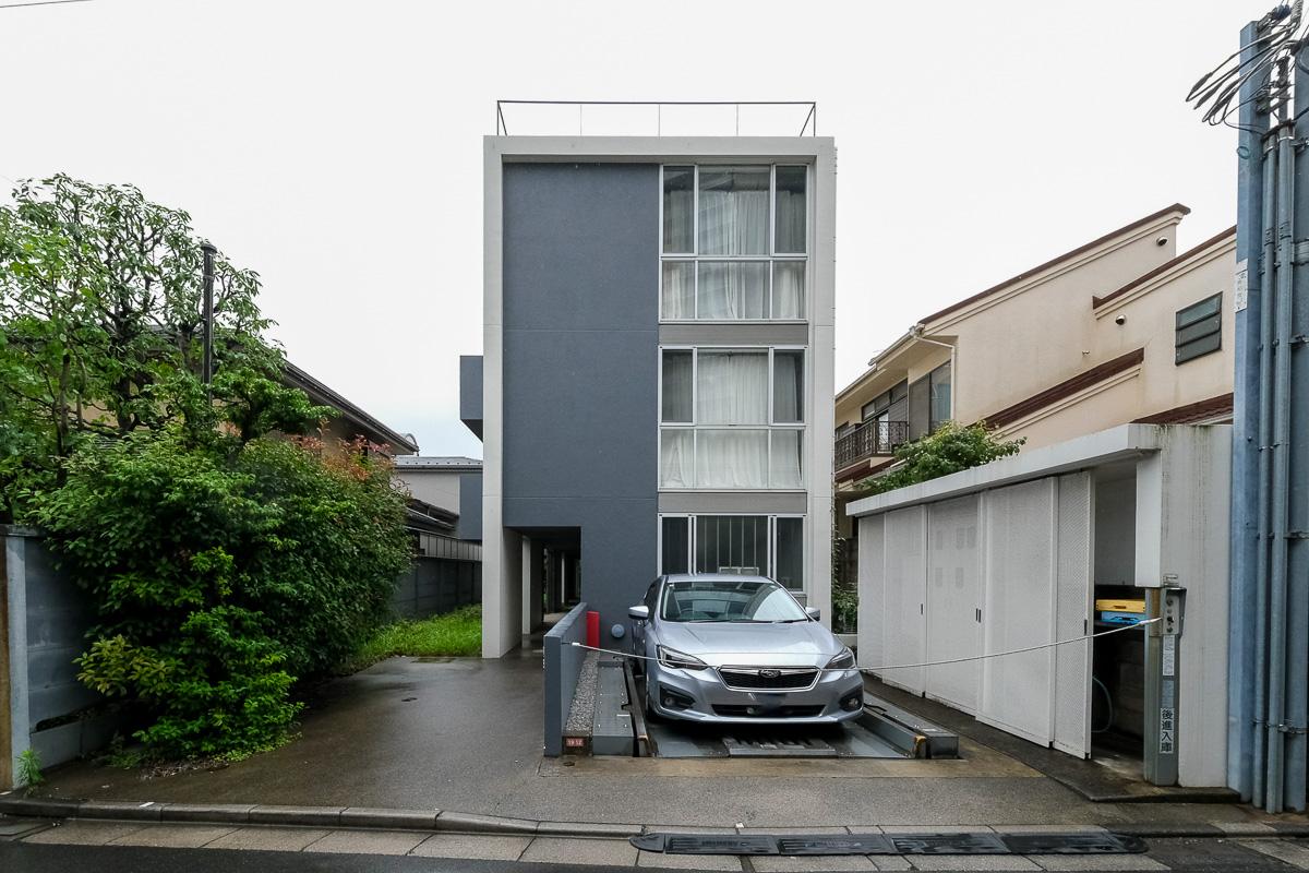 杉並区荻窪の売買物件/外観。駅から近い場所ですが、前面道路はとても静か