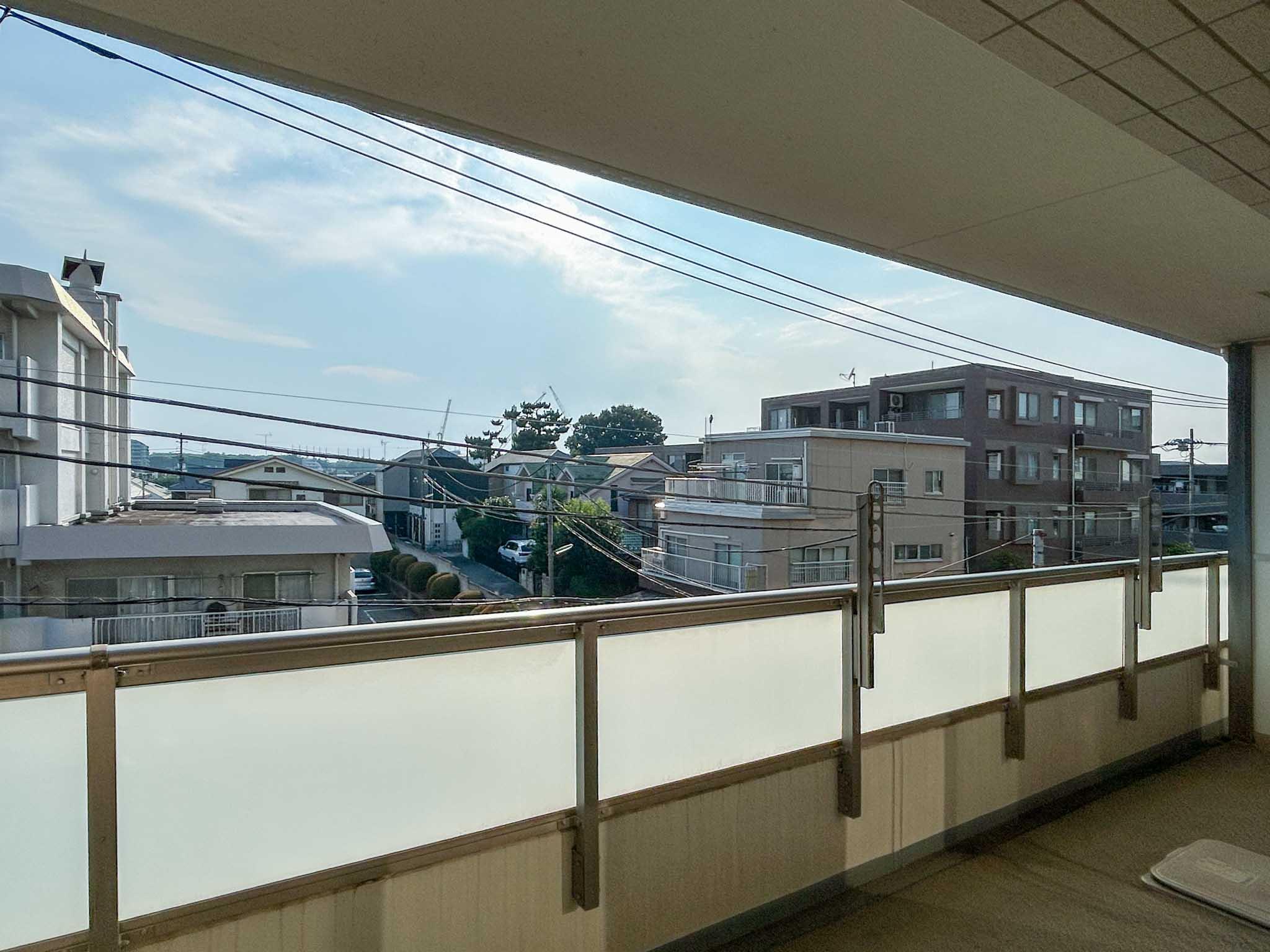 世田谷区上用賀の賃貸物件/ベランダ。洗濯物はもちろんのこと、椅子が置ける奥行きも十分にあります