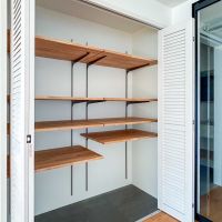 世田谷区上用賀の賃貸物件/キッチン横に可動棚収納