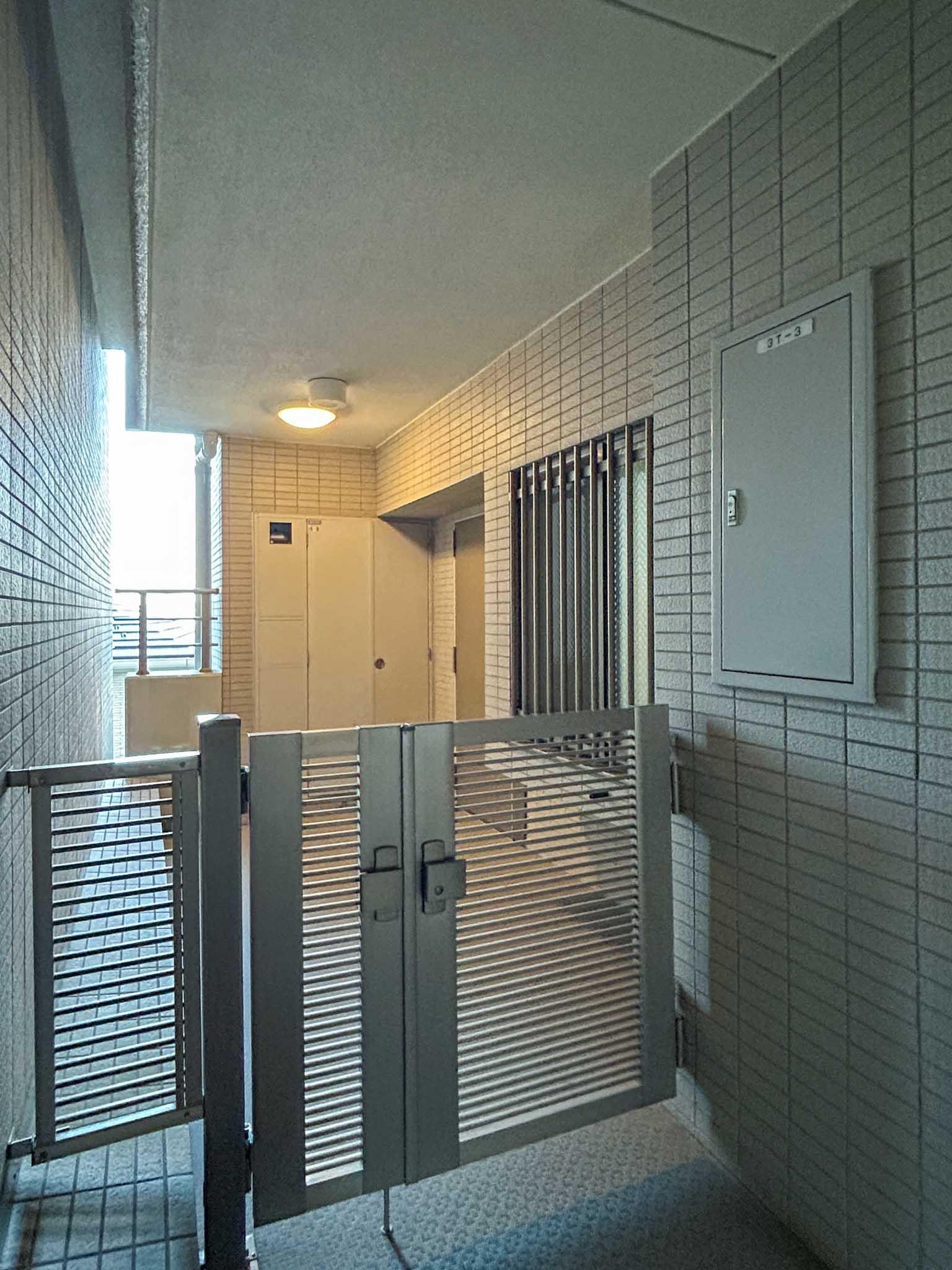 世田谷区上用賀の賃貸物件/募集区画は共用廊下の突きあたり。玄関先に門扉がついています