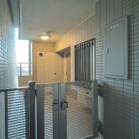 世田谷区上用賀の賃貸物件/募集区画は共用廊下の突きあたり。玄関先に門扉がついています