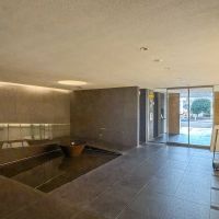 世田谷区上用賀の賃貸物件/エントランスホール。水場のある落ち着いた雰囲気