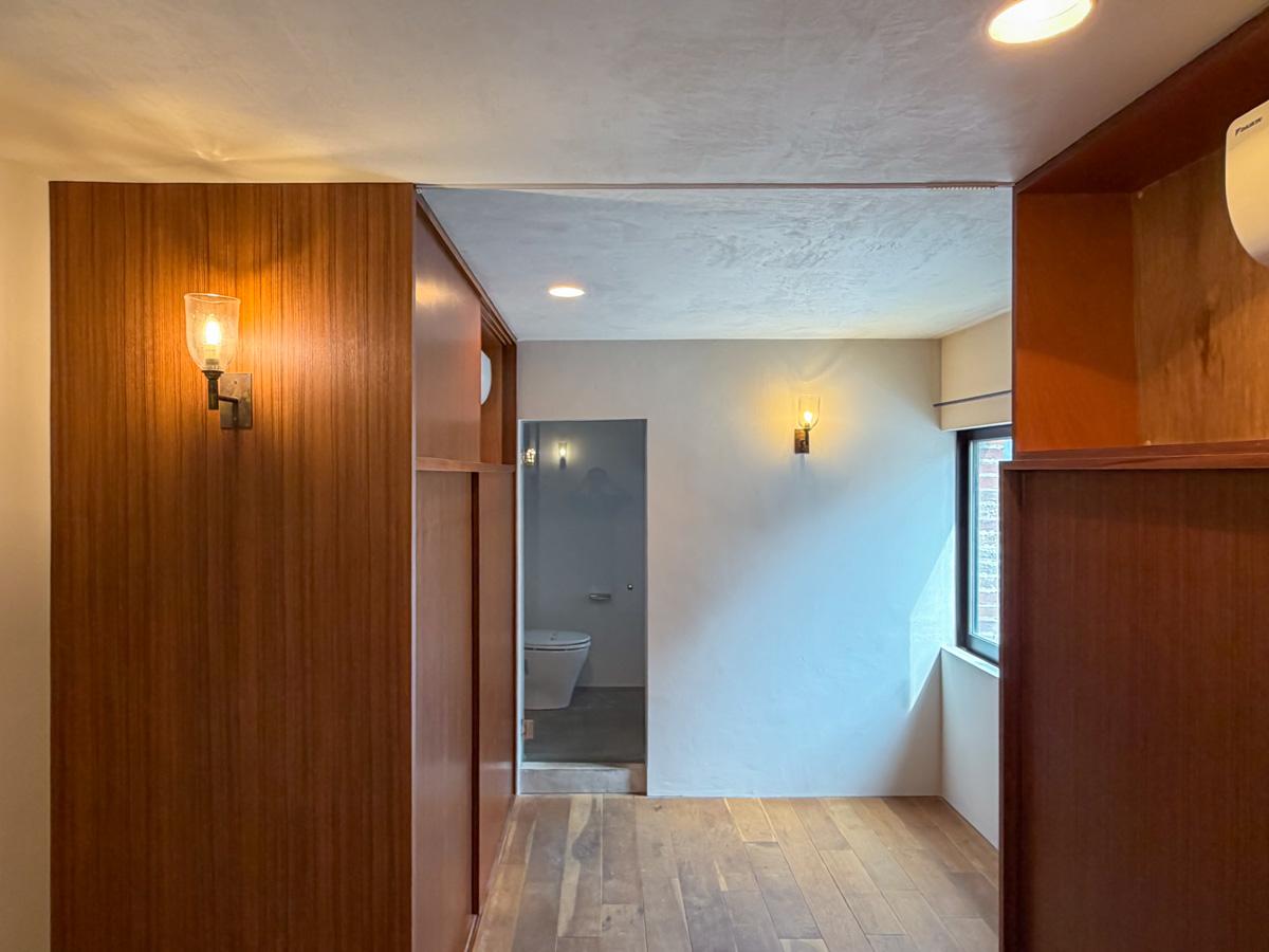 武蔵野市吉祥寺南町の賃貸物件/部屋の中央部分にはカーテンレールが設置済み。お気に入りの布を掛けて仕切っても良さそうです