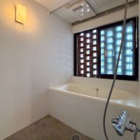 武蔵野市吉祥寺南町の賃貸物件/ホテルを思わせる一体型サニタリー。透かし積みの煉瓦から入る光が心地良い