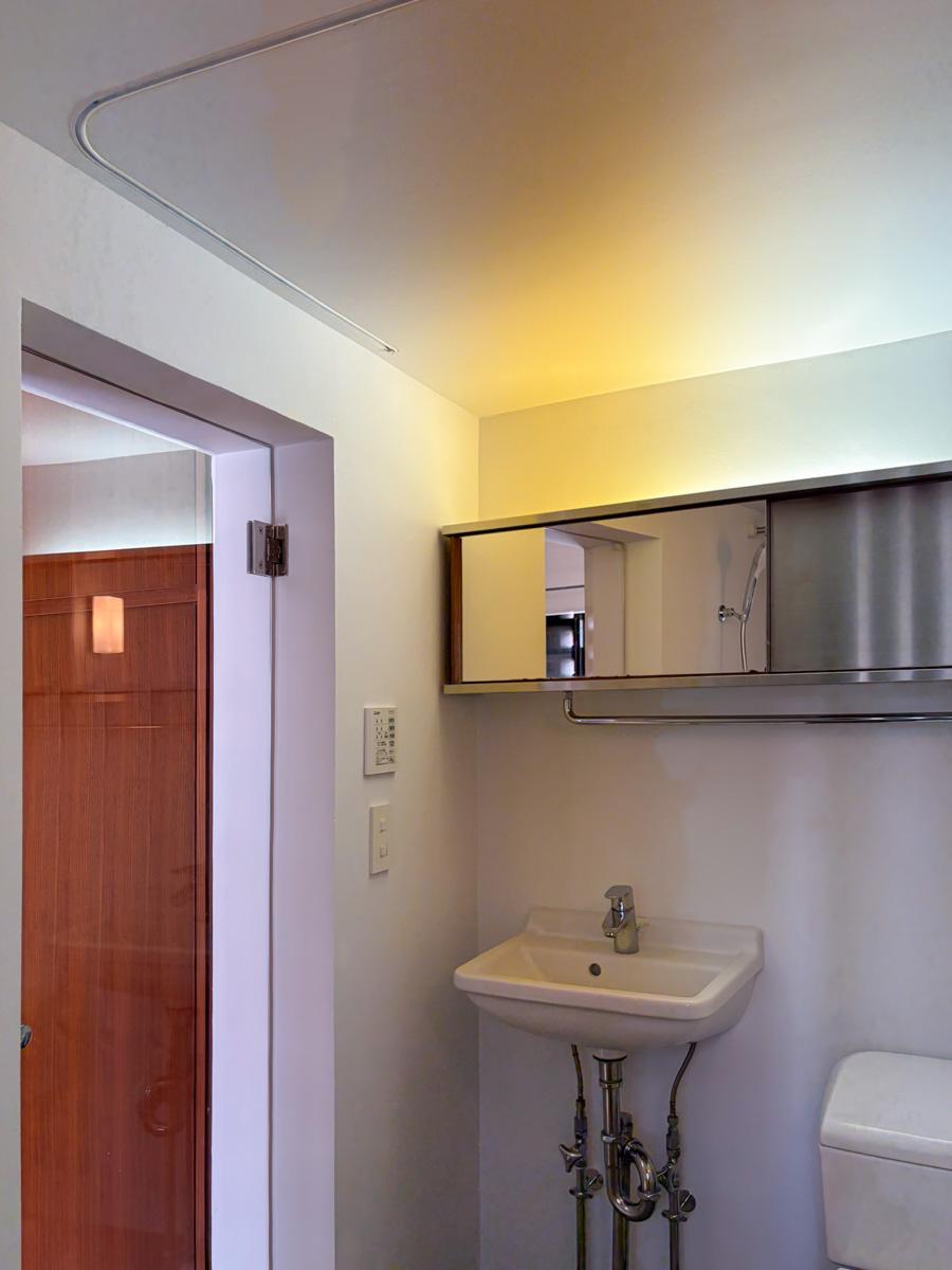 武蔵野市吉祥寺南町の賃貸物件/サニタリーにもカーテンレールが設置されているので、トイレとバスは仕切ることが可能です