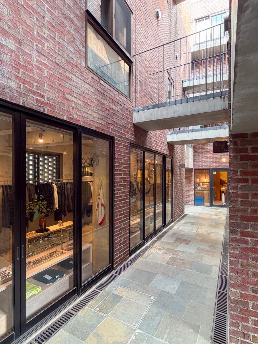 武蔵野市吉祥寺南町の賃貸物件/地下１階には洋服屋、ジュエリーショップが入っています