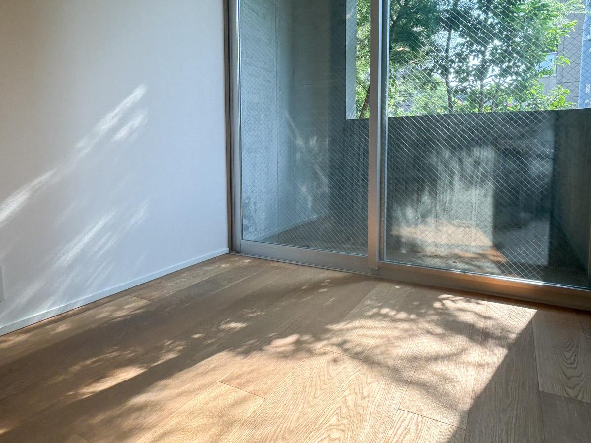 大田区山王の賃貸物件/窓の先の植栽から、木漏れ日がゆらゆらと室内に注いできます