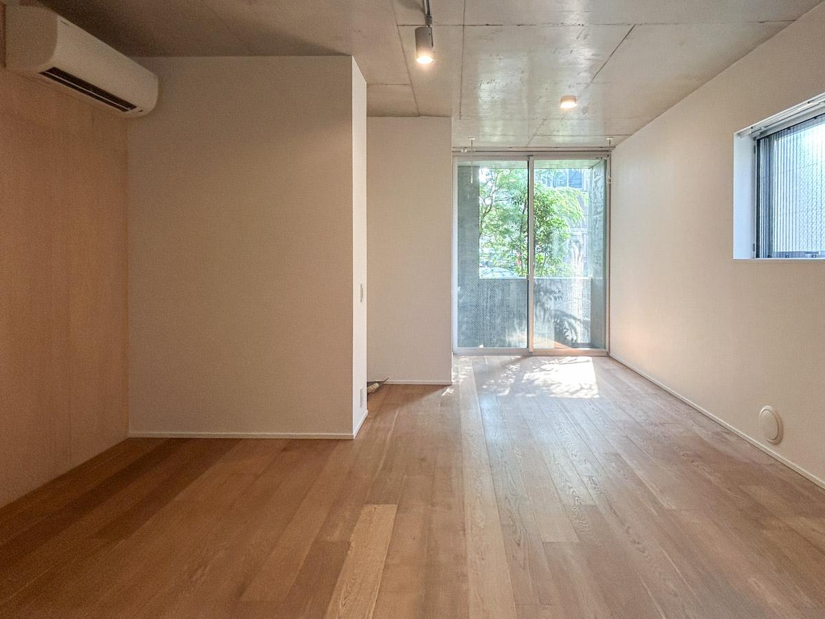 大田区山王の賃貸物件/コンクリートの天井と優しい色味のフローリングが程よいコントラストになっている空間