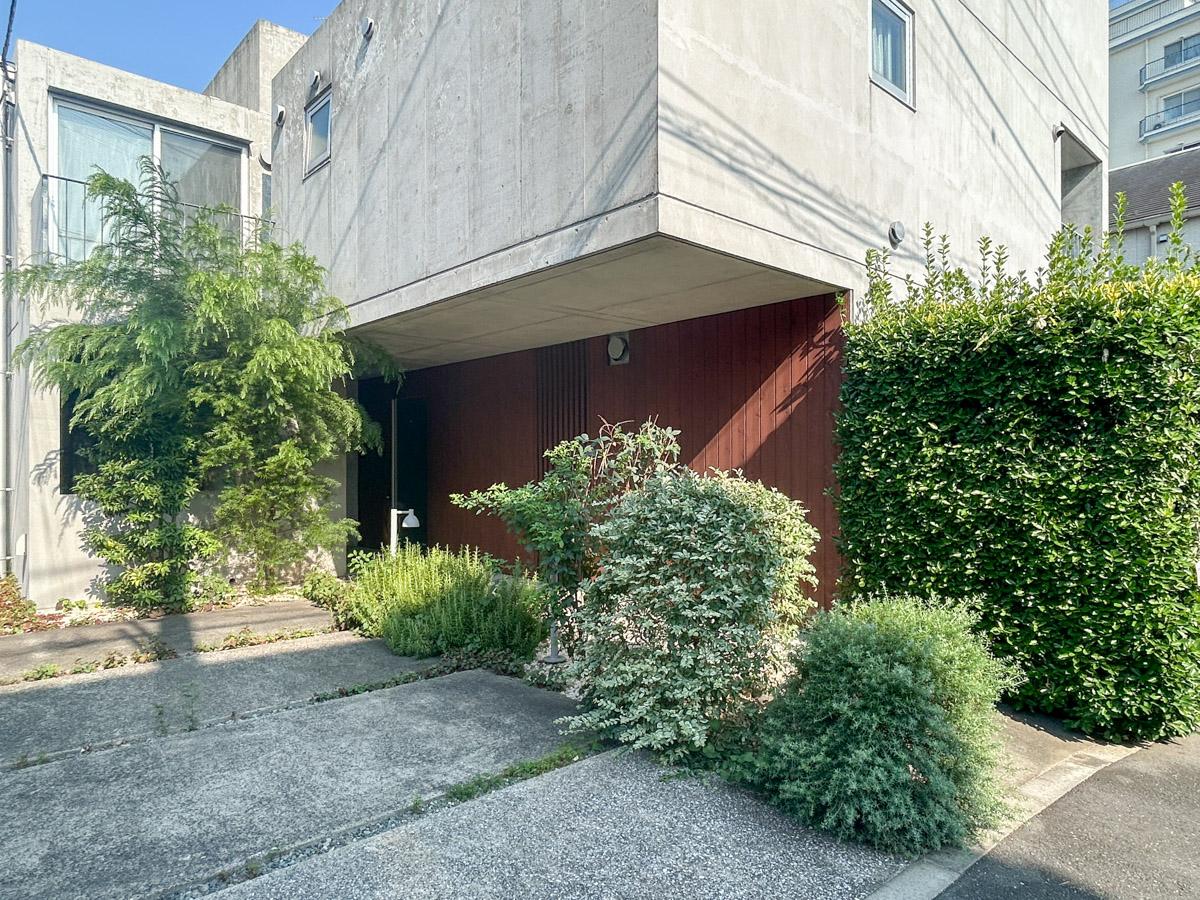 大田区山王の賃貸物件/外側から見ると、植栽が外側からの視線を遮ってくれています