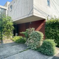 大田区山王の賃貸物件/外側から見ると、植栽が外側からの視線を遮ってくれています
