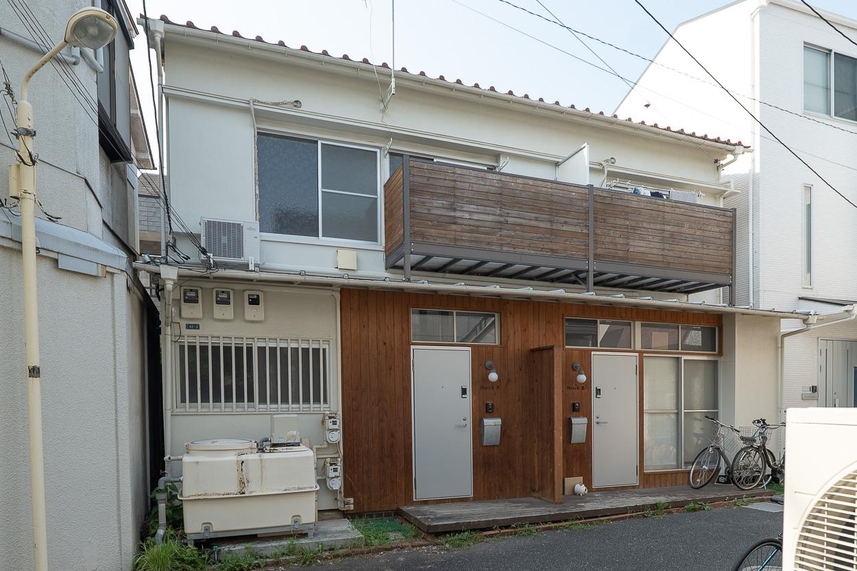 渋谷区本町の賃貸物件/外観。入り口には可愛らしい照明が取り付けられています