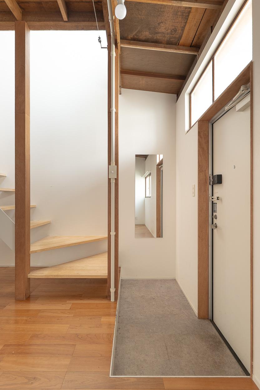 渋谷区本町の賃貸物件/小さな土間玄関。下駄箱はないので収納棚をおくと良いかと