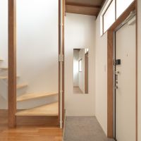 渋谷区本町の賃貸物件/小さな土間玄関。下駄箱はないので収納棚をおくと良いかと