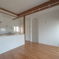 渋谷区本町の賃貸物件/2階リビング。長いライティングレールが備え付け