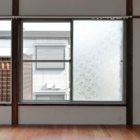 渋谷区本町の賃貸物件/キッチンから見た室内。左側がバルコニーです