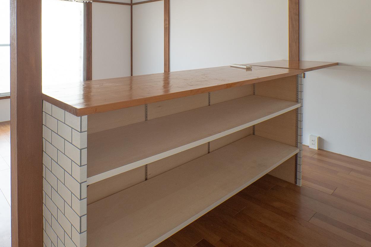 渋谷区本町の賃貸物件/キッチン背後には造作されたカウンターと収納棚