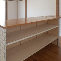 渋谷区本町の賃貸物件/キッチン背後には造作されたカウンターと収納棚