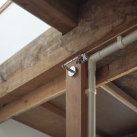 渋谷区本町の賃貸物件/玄関はワイヤーのカーテンレールが備え付け