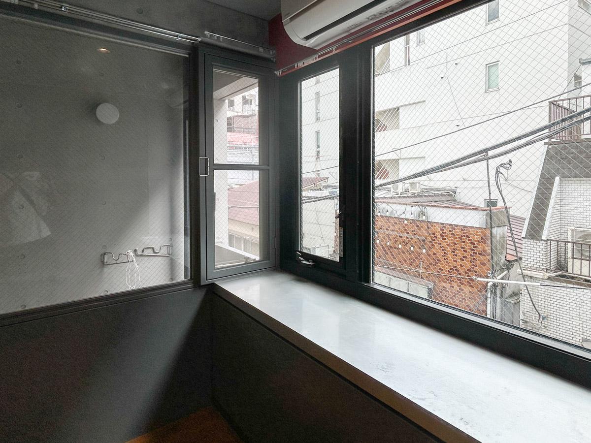杉並区高円寺の賃貸物件/窓面積が多く、じめっとした感触はありません