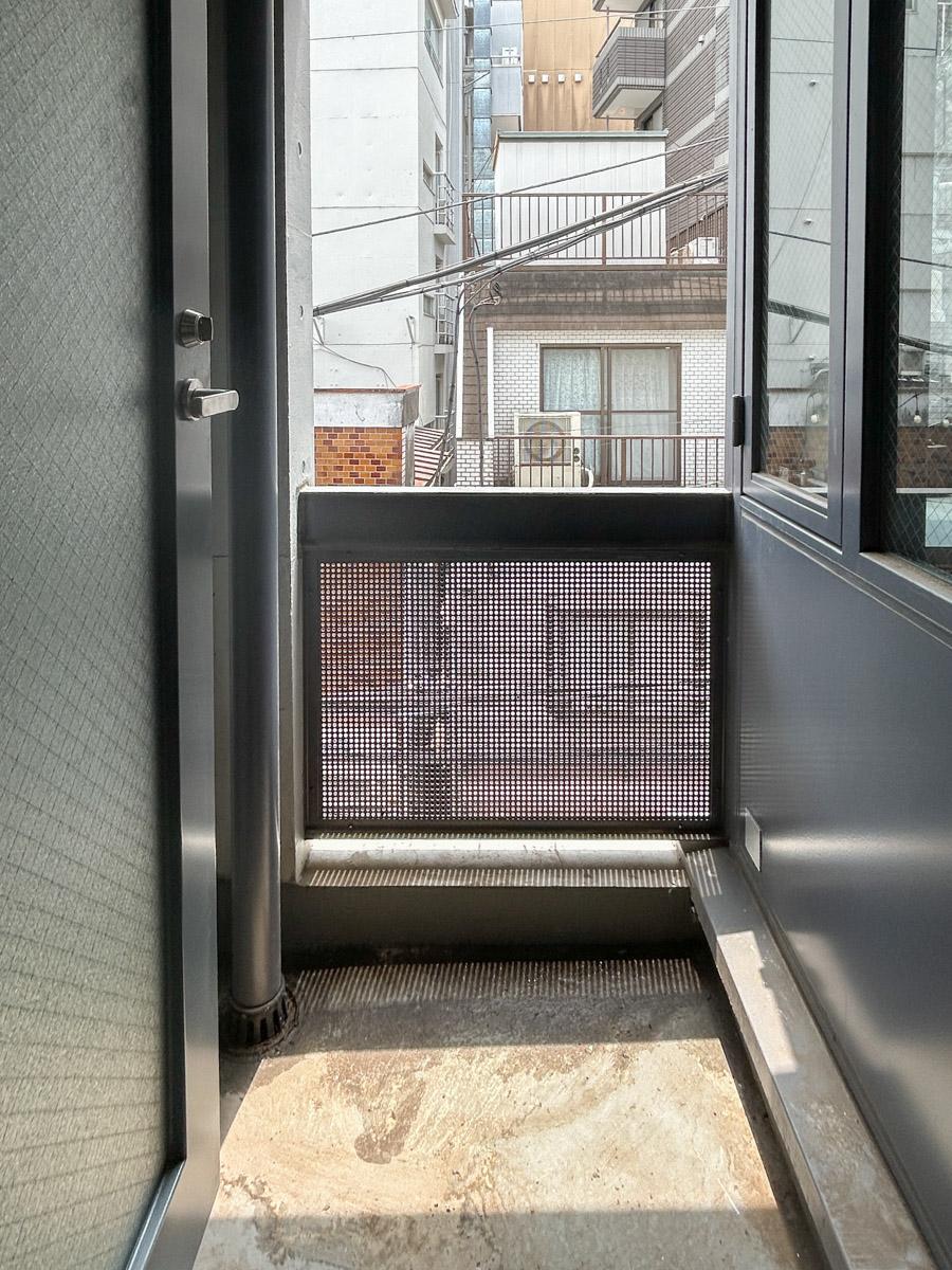 杉並区高円寺の賃貸物件/ベランダはかなりコンパクトなサイズ感