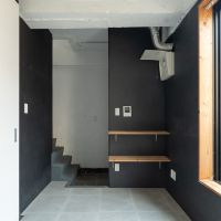 目黒区駒場の賃貸物件/1階の天井高は2.7m。こちらは天井が白に塗装されています