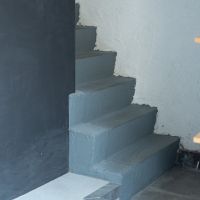 目黒区駒場の賃貸物件/階段は幅が狭いので、登る時は少し注意が必要です