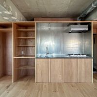 葛飾区東水元の賃貸物件/左から冷蔵庫置き場、家電用の可動棚、キッチンという並び。洗面脱衣室との間にも収納があります