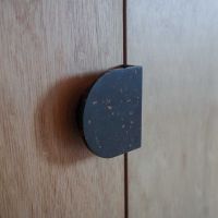 葛飾区東水元の賃貸物件/洗面台と同じ人工大理石の引き手。この物件のために建築家がオリジナルで制作したもの